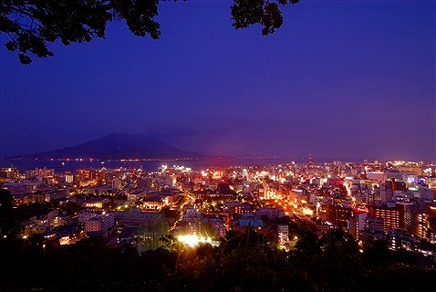 鹿児島市の城山展望台から雄大な桜島が望めます。