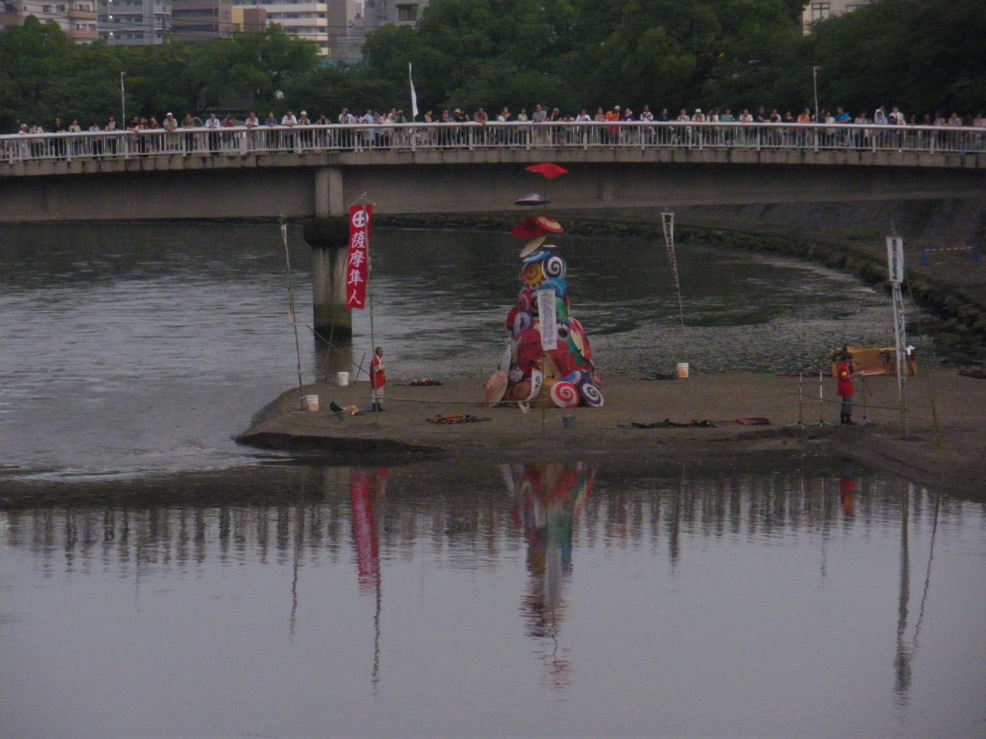 鹿児島市の曽我どんの傘焼きは甲突川の河原で行われます